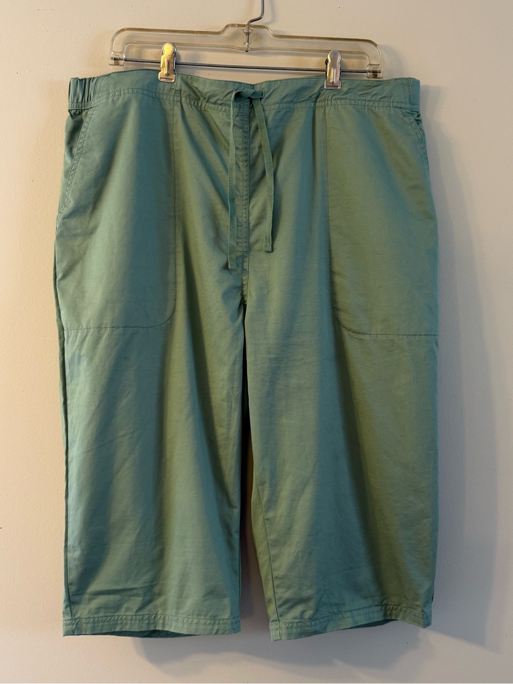 Women’s Garment Washed Drawstring Cotton Twill Capri Pants in Sage Green